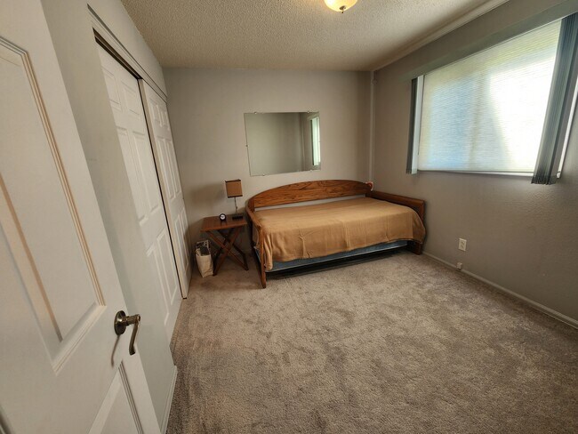 Building Photo - 701 E Lowe Ave