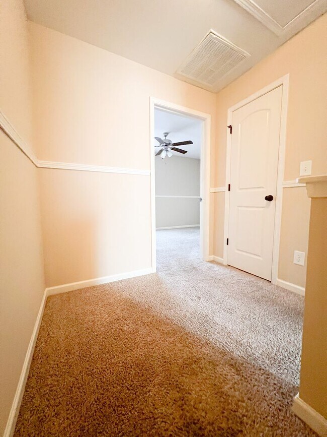 Building Photo - 2 Bedroom 1.5 Bath Townhome