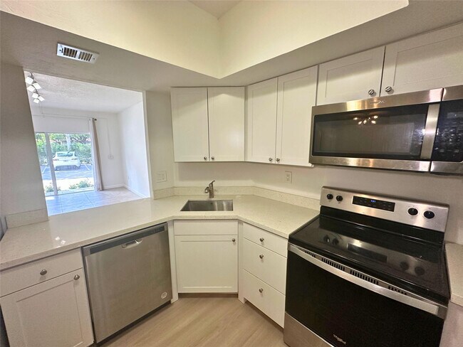 Building Photo - 50 SW 3rd Ave