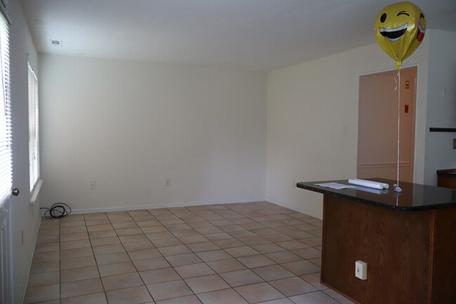 Building Photo - 14 Redwood Ln