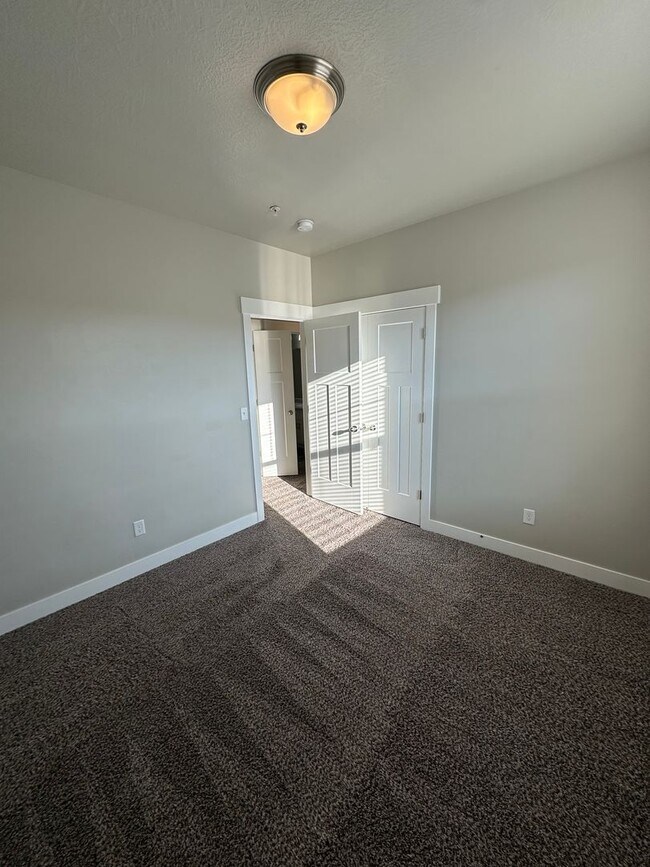 Building Photo - Bright and Modern 3 Bed Condo in Prime Location with Pool & Clubhouse!!