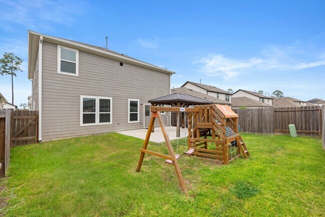 Building Photo - Spacious & Like-New 4-Bedroom Home with Mo...
