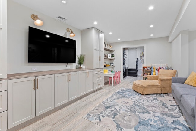 Building Photo - 3438 N Paulina St