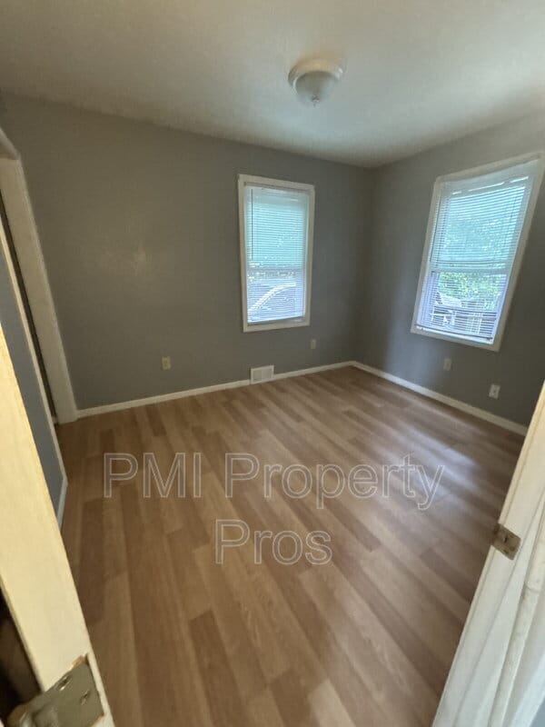 Building Photo - 6712 W Villard Ave