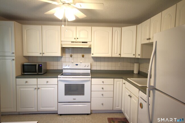 Building Photo - 7 Padanaram Rd