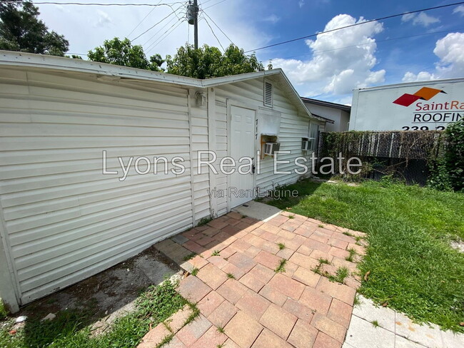 Building Photo - 717 Burdick Ave