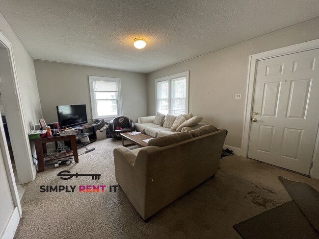 Building Photo - 3 Bedroom Home on Campus, Free Parking Ava...