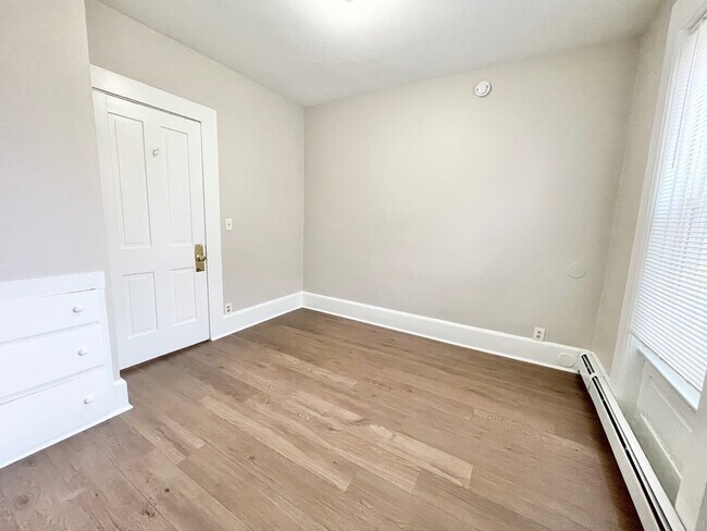 Building Photo - 404 Mountain St