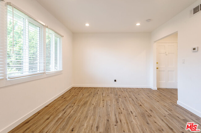 Building Photo - 1818 W Glenoaks Blvd