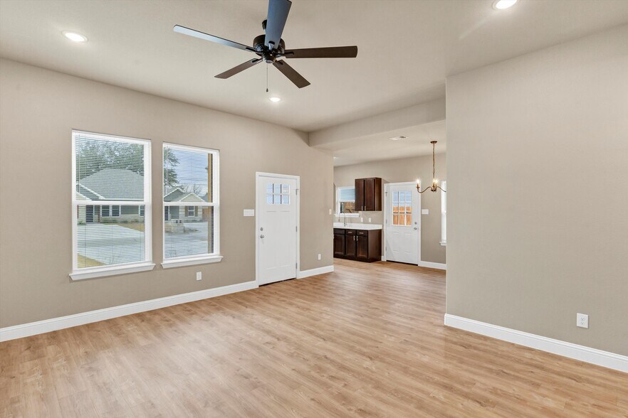 Building Photo - 405 Lake View St