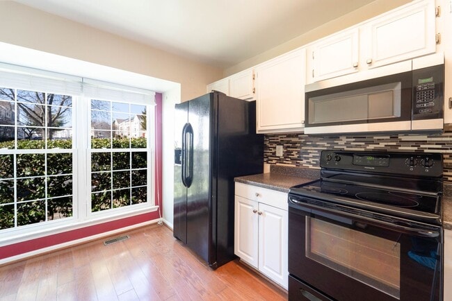 Building Photo - Great 3 BD 3.5 BA Townhome in a great location!