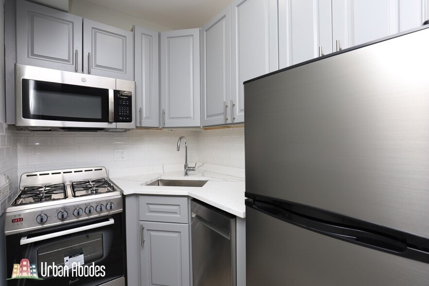 Building Photo - 515 W Belmont Ave