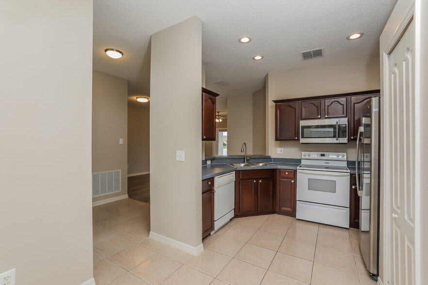 Building Photo - 4876 Waterside Pointe Cir