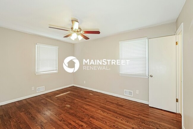 Building Photo - 3 Bedroom Pet-Friendly Home in INDEPENDENCE, MO with Main Street Renewal