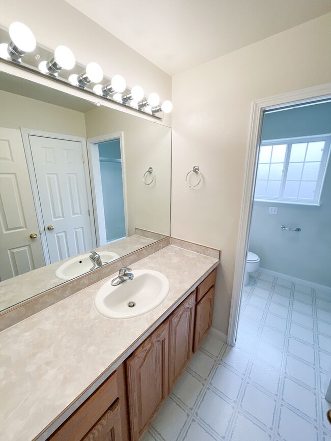 Building Photo - Spacious open floor plan in North Hills