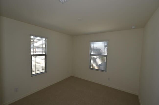 Building Photo - 1306 E Sparrow Dr