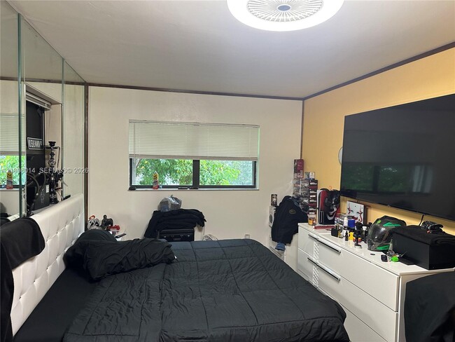 Building Photo - 1411 SW 24th Ct