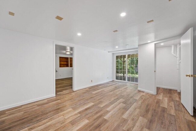 Building Photo - 475 Riverview Dr