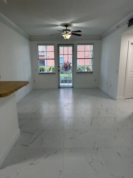Building Photo - 9825 Baywinds Dr