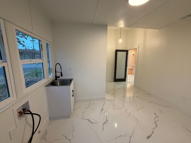 Building Photo - Home in the Heart of Old Town Clovis