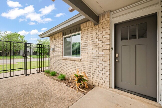 Building Photo - 2 Bed, 2 Bath Duplex