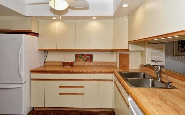 Building Photo - 1055 W Peppertree Dr