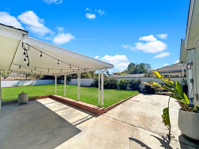 Building Photo - Gorgeous 3B/2BA house w/ Large Backyard, A...