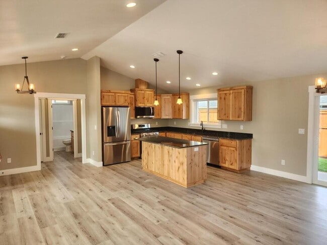 Building Photo - 171 SW Jefferson Rd