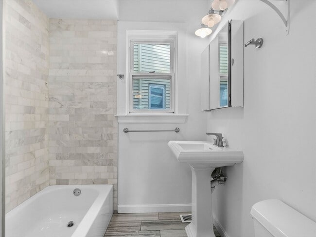 Building Photo - 98 Elm St