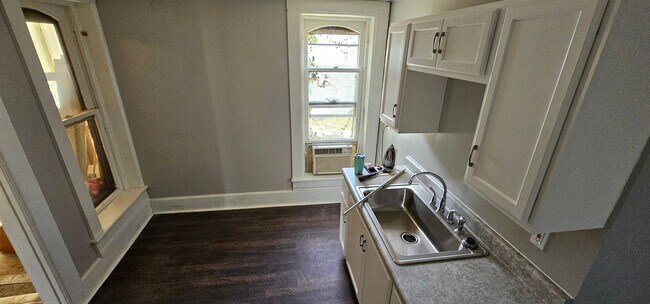 Building Photo - 258 W Third St