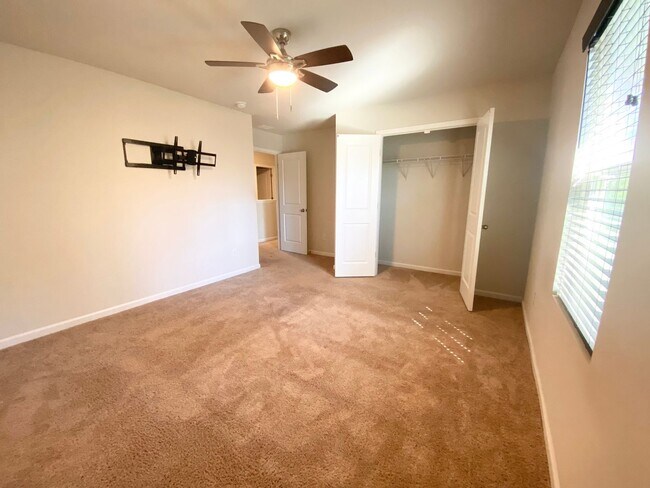 Building Photo - BETTER THAN NEW!