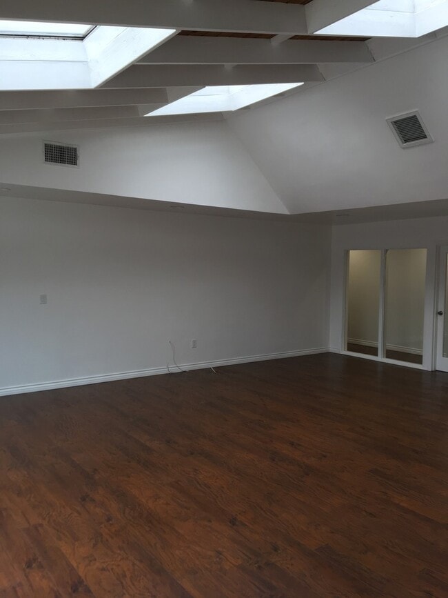 Building Photo - Spacious Four Bedroom Home In Ladera Heights