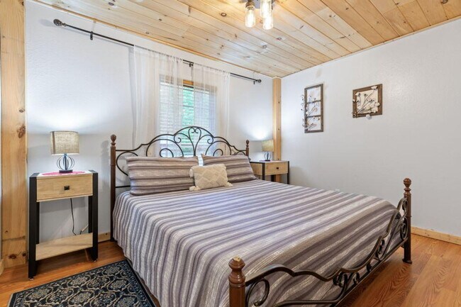 Building Photo - 3230 Cove Creek Way