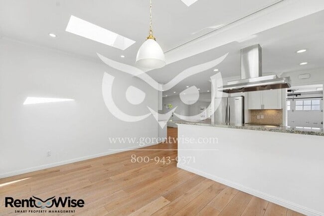Building Photo - Short term lease only