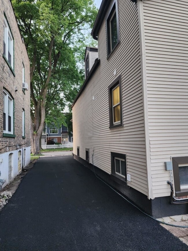 Building Photo - 1820 Crain St