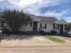 Building Photo - 2 Bedroom, 2 Bath Condo in River Oaks Comm...