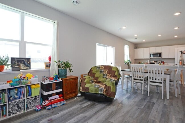 Building Photo - Beautiful 4-Bedroom Home with Modern Finishes & 2 Car Garage!