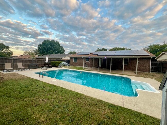 Building Photo - 6012 Highcrest Dr