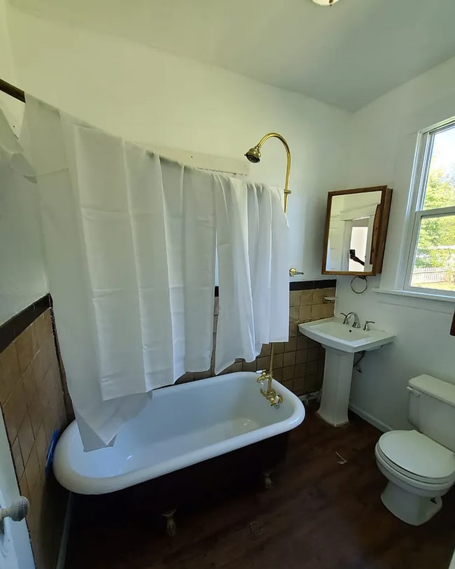 Building Photo - Spacious 2 story home near OTC