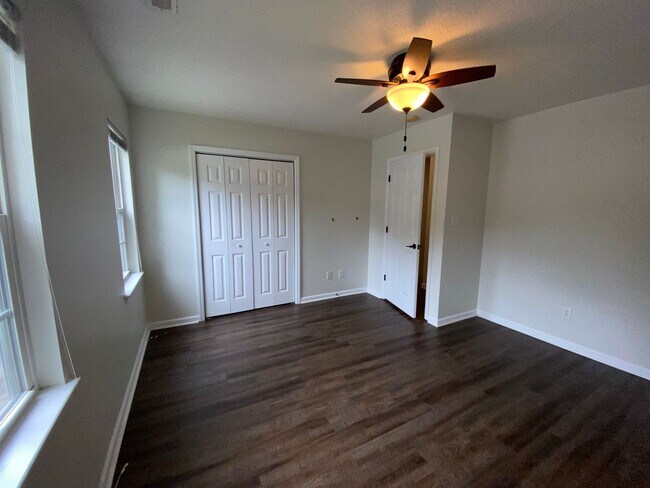 Building Photo - 326 Bracken Pl