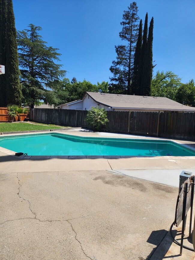 Building Photo - 3 Bedroom 2 Bathroom with Pool Near Davis High School