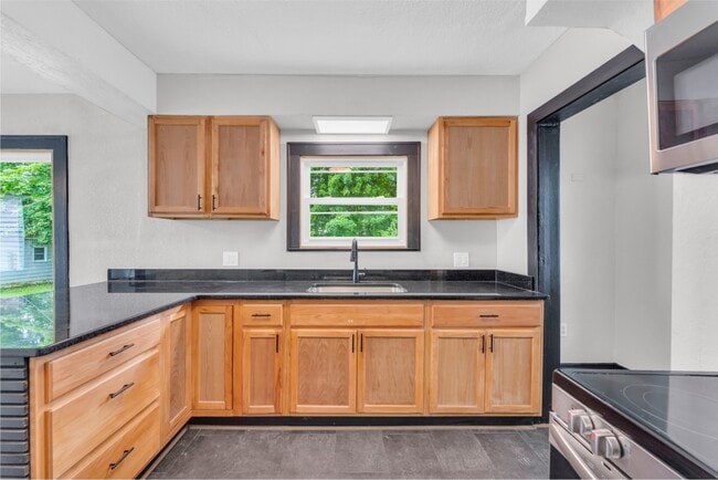 Building Photo - 3186 E 137th St