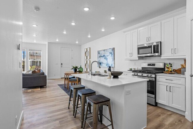 Building Photo - Lagoon Living! 3 Bedroom Townhome with Res...