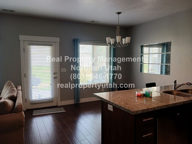 Building Photo - 3 Bed 2.5 Bath Townhome in West Haven Comi...
