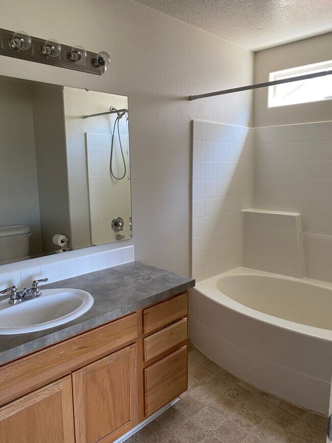 Building Photo - Great location, 3 bedroom house with large...