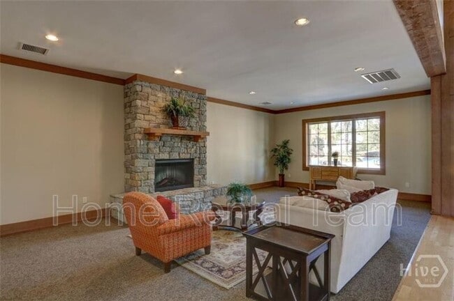 Building Photo - 37 Twin Oaks Pl