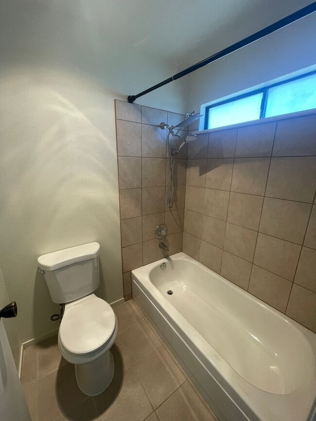 Building Photo - Cute 3 Bedroom Townhome close to UNR