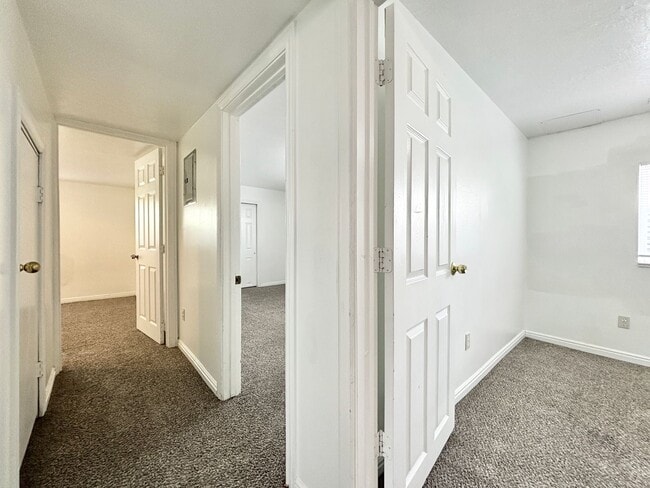 Building Photo - Bright & Spacious Rambler in Rose Park!