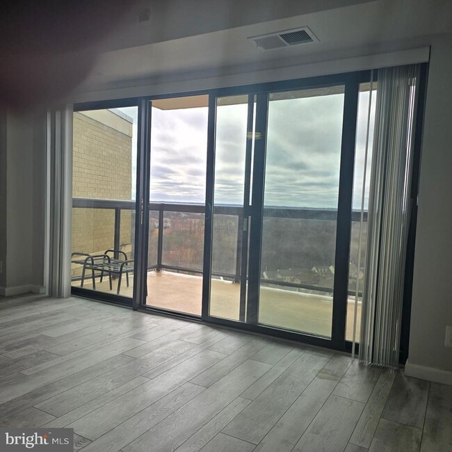 Building Photo - 307 Yoakum Pkwy