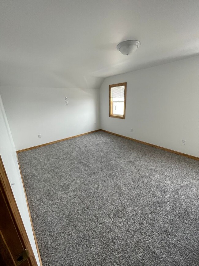 Building Photo - AVAILABLE JUNE/JULY - Remodeled 3 Bed 1.5 ...